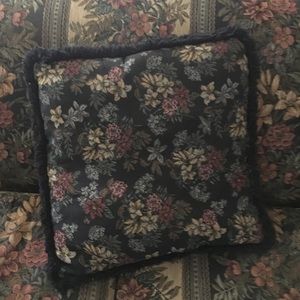 2 matching throw pillows